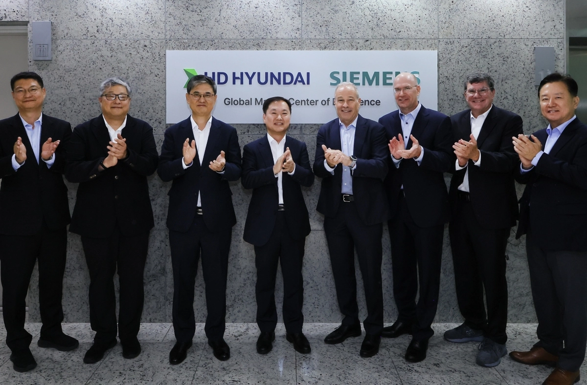 HD현대가 13일 부산 해운대구에서 지멘스와 함께 글로벌마린센터 개소식을 갖고 기념 촬영을 하고 있다. 왼쪽 네 번째부터 김형관 HD한국조선해양 대표와 로버트 존스 지멘스 최고수익책임자. HD현대 제공