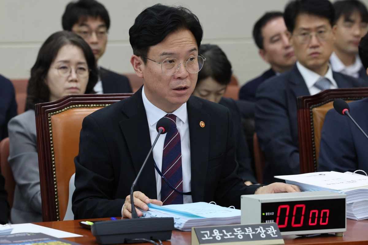 김영훈 고용노동부 장관이 13일 여의도 국회에서 열린 기후에너지환경노동위원회의 고용노동부 국정감사에 출석해 의원 질의에 답변하고 있다. 뉴시스