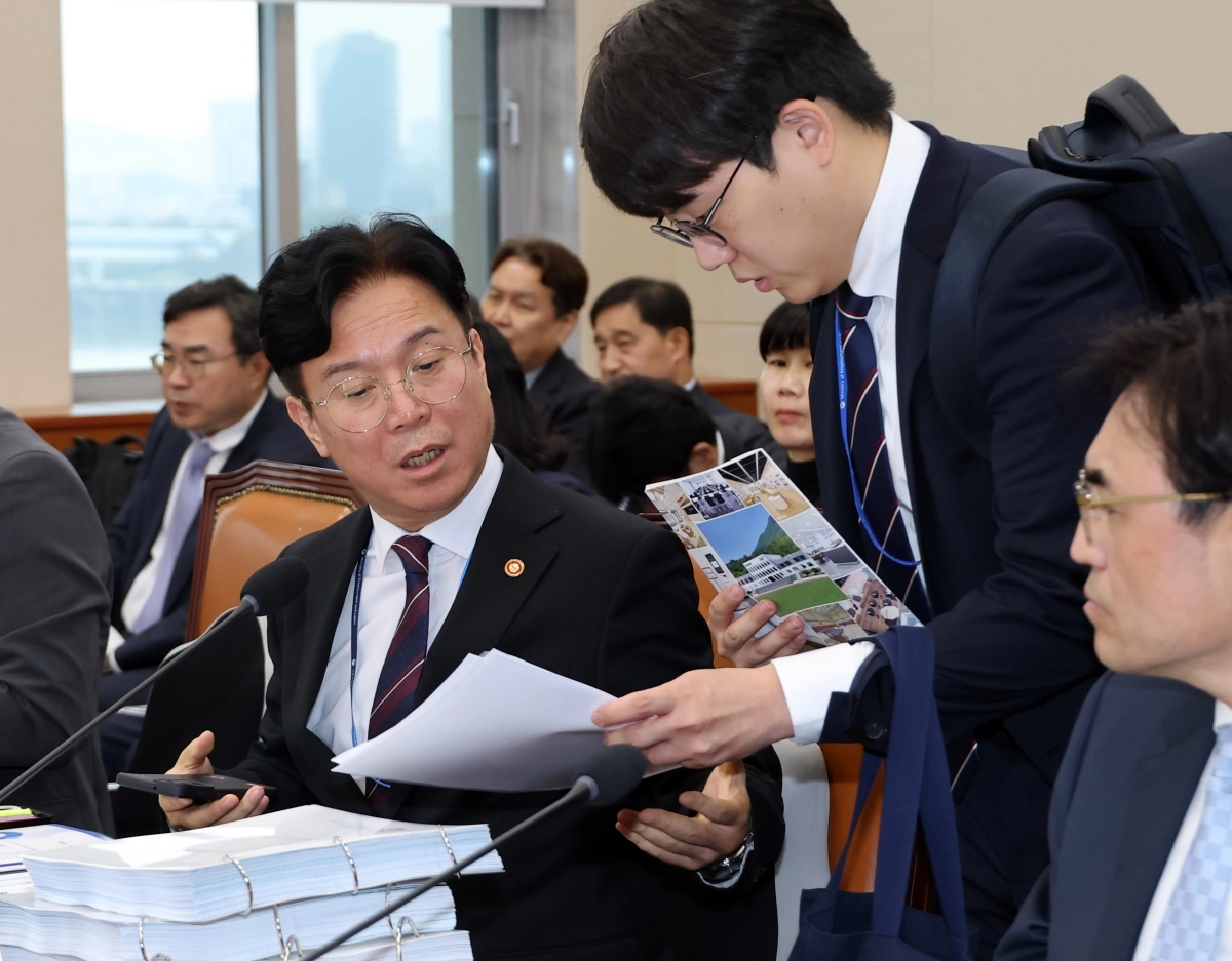김영훈 고용노동부 장관이 13일 국회에서 열린 기후에너지환경노동위원회 국정감사에서 자료를 살펴보고 있다. 연합뉴스