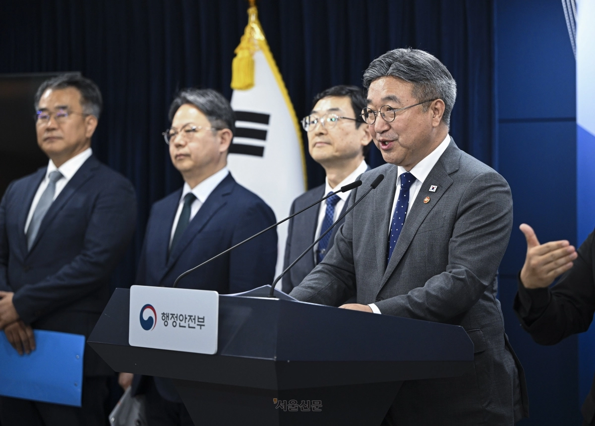 윤호중 행정안전부 장관이 13일 서울 종로구 정부서울청사에서 2차 중앙행정기관 이전 계획을 발표하고 있다. 2026.10.13 이지훈 기자