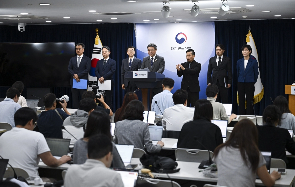 윤호중 행정안전부 장관이 13일 서울 종로구 정부서울청사에서 2차 중앙행정기관 이전 계획을 발표하고 있다. 2026.10.13 이지훈 기자