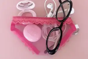 “왜 하필 女망사팬티?” 파우치 모양 논란에… 결국 사과한 뷰티 브랜드 “사은품 아닌 촬영용”