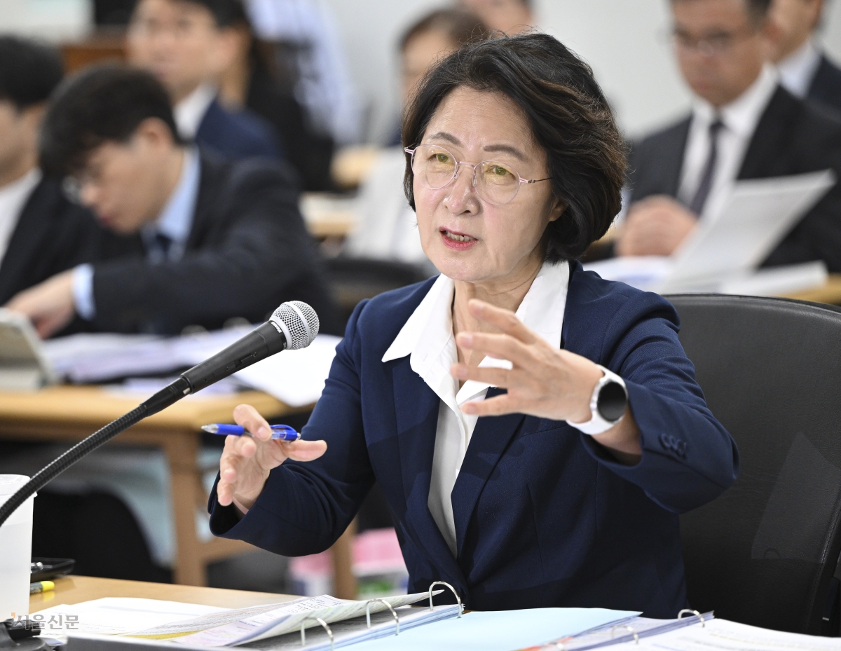 추미애 경기지사가 13일 경기 수원시 경기도청에서 열린 국회 행정안전위원회의 경기도 국정감사에서 질의에 답변하고 있다. 이지훈 기자