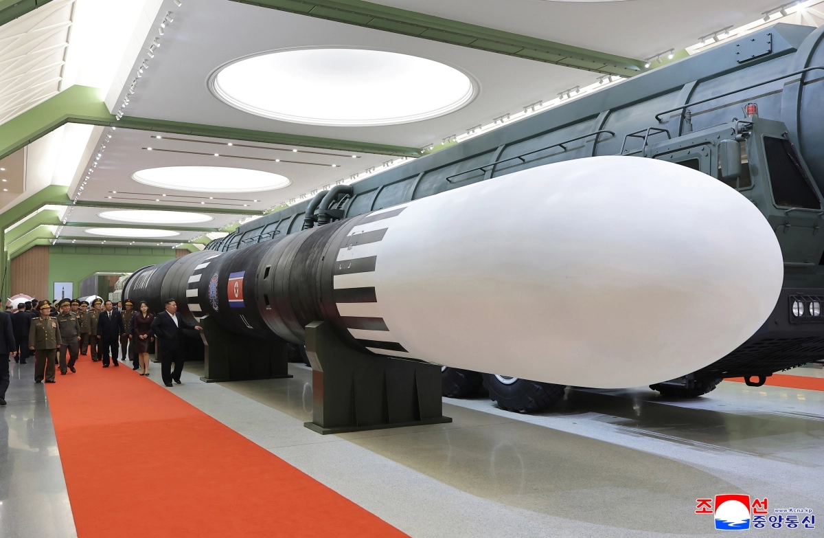 신형 ICBM ‘화성-20형’ 살펴보는 김정은