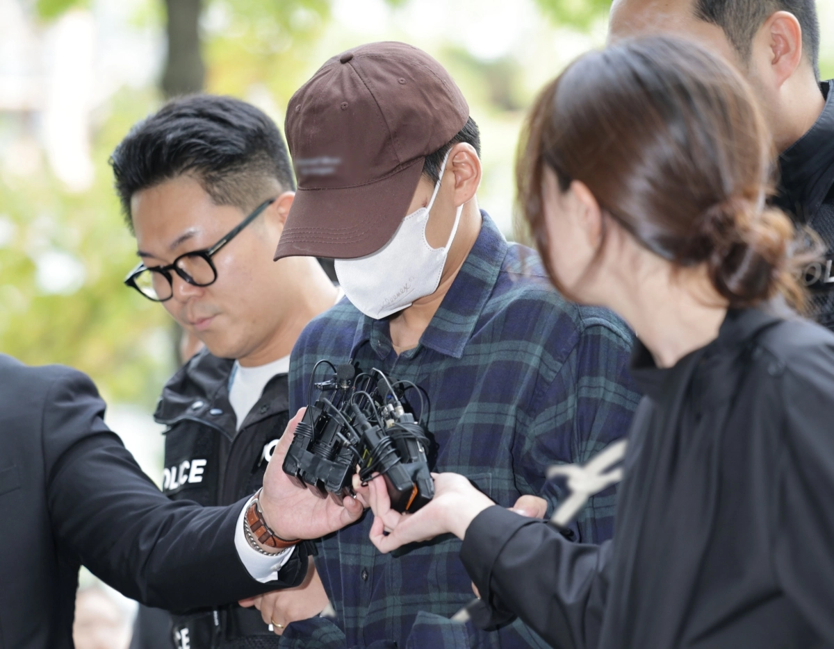 혼인무효소송 중 장모 살해 및 아내를 납치한 김모(26)씨가 13일 서울 송파구 서울동부지방법원에서 열린 구속 전 피의자 심문(영장실질심사)에 출석하고 있다. 연합뉴스