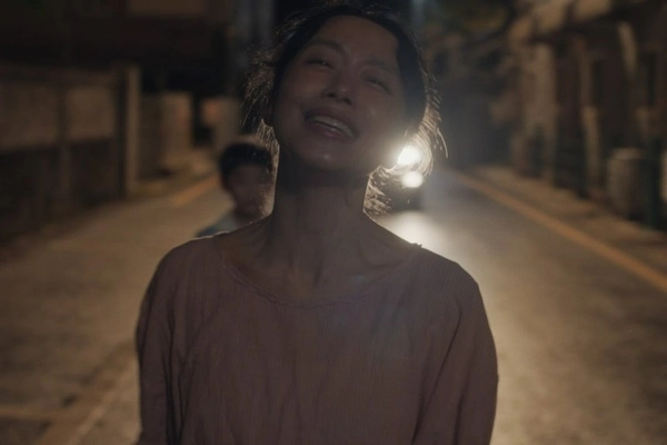 이창동 감독의 영화 ‘가능한 사랑’은 다큐멘터리의 카메라는 과연 진실한 것인지를 질문한다. 그리고 그것은 타자의 고통을 영화로 만드는 것에 관한 물음으로 이어지며 시선의 권력 너머에 있는 사랑을 이야기한다. 사진은 영화 스틸컷.  배급사 ㈜NEW 제공