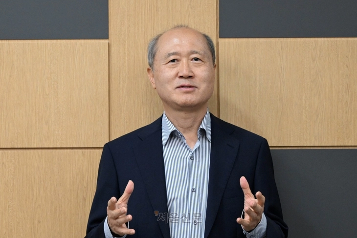 김홍상 농정연구센터 이사장은 “우리나라는 농업의 ‘산업’과 ‘복지’ 측면을 구분하지 못하고 정치적 배려 대상으로 여기는 경향이 있다”며 “정부 보조금으로 농업의 글로벌 경쟁력 격차를 메우고 앞으로도 농업을 지속가능하게 할 수 있을지 의문이다”고 말했다.  홍윤기 기자