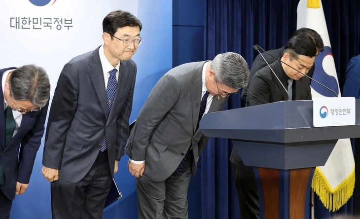 윤호중(오른쪽 두번째) 행정안전부 장관이 13일 정부서울청사에서 2차 중앙행정기관 이전 계획 발표에 앞서 인사하고 있다. 행안부는 법무부, 외교부 중앙행정기관 등 44곳을 내년부터 2031년까지 세종으로 단계 이전한다고 밝혔다.  연합뉴스