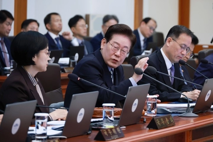 이재명 대통령이 13일 청와대에서 열린 국무회의에서 발언하고 있다.  연합뉴스