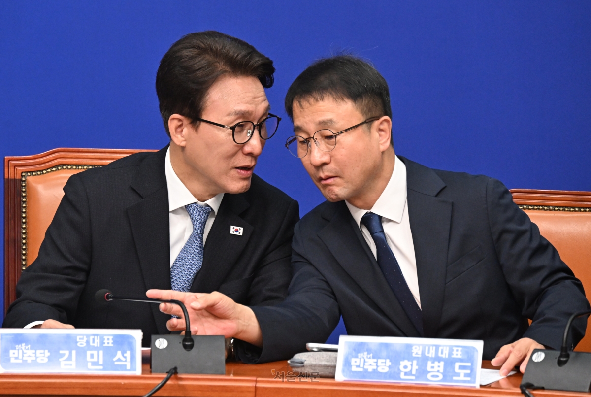 김민석 더불어민주당 대표와 한병도 원내대표가 14일 국회에서 열린 최고위원회의에서 대화를 나누고 있다. 2026.10.14 안주영 전문기자