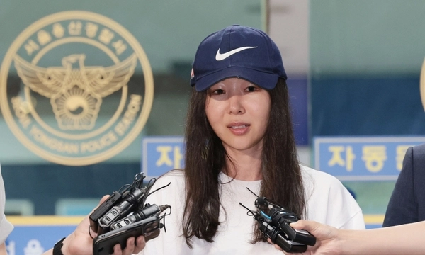 민희진 어도어 전 대표가 2024년 7월 9일 업무상 배임 혐의 관련 첫 소환 조사를 마친 뒤 서울 용산경찰서를 나서며 취재진 질문에 답하고 있다. 연합뉴스