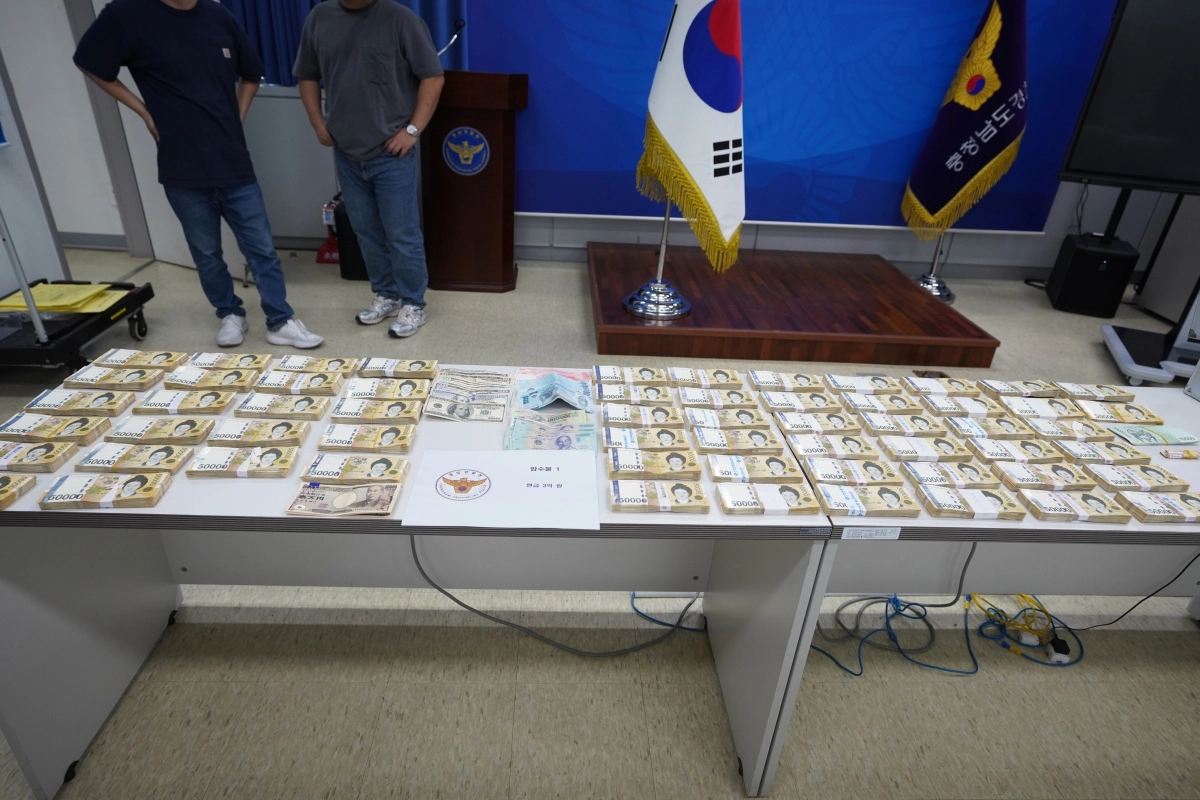 인터넷도박사이트 검거를 통해 경찰이 압수한 현금. 충남경찰청 제공