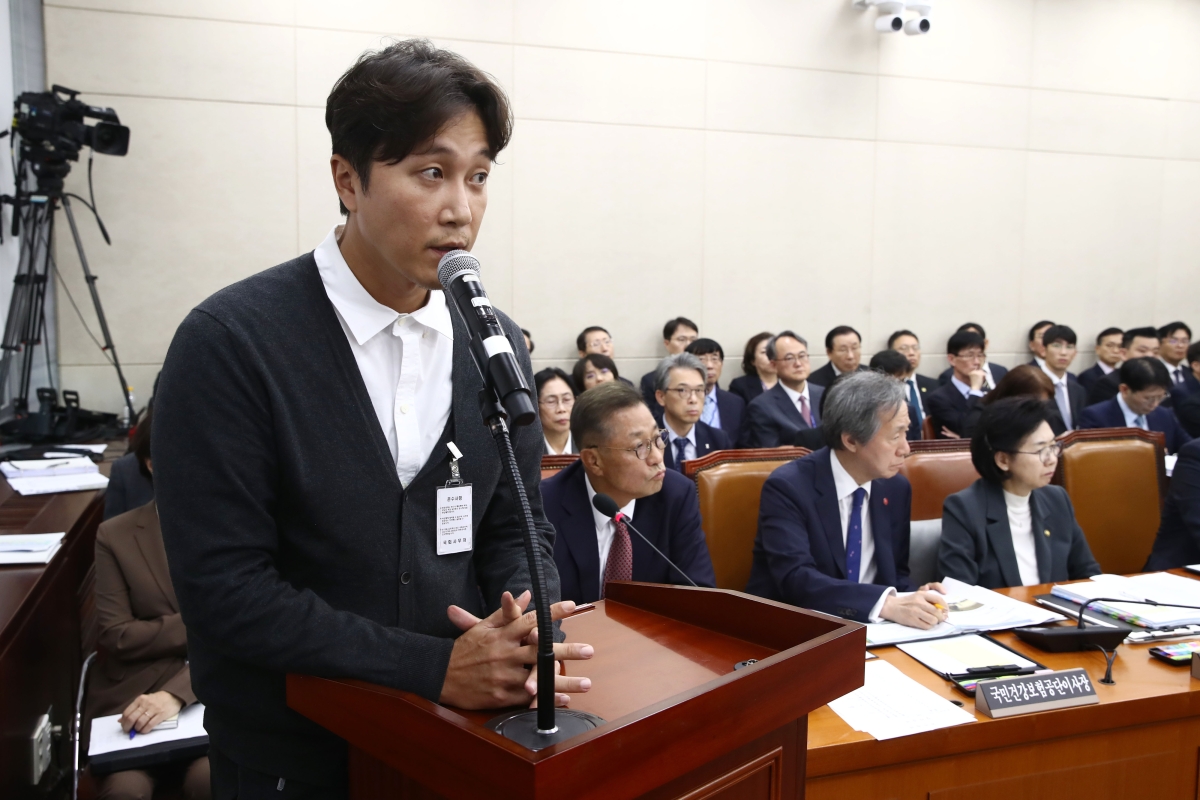 방송인 겸 정신건강의학과 전문의 양재웅씨가 서울 여의도 국회에서 열린 보건복지위원회의 복지부 등에 대한 종합 국정감사에 증인으로 출석해 자신의 병원에서 발생한 환자 사망 사고와 관련한 의원 질의에 답하고 있다. 2024.10.23 뉴스1