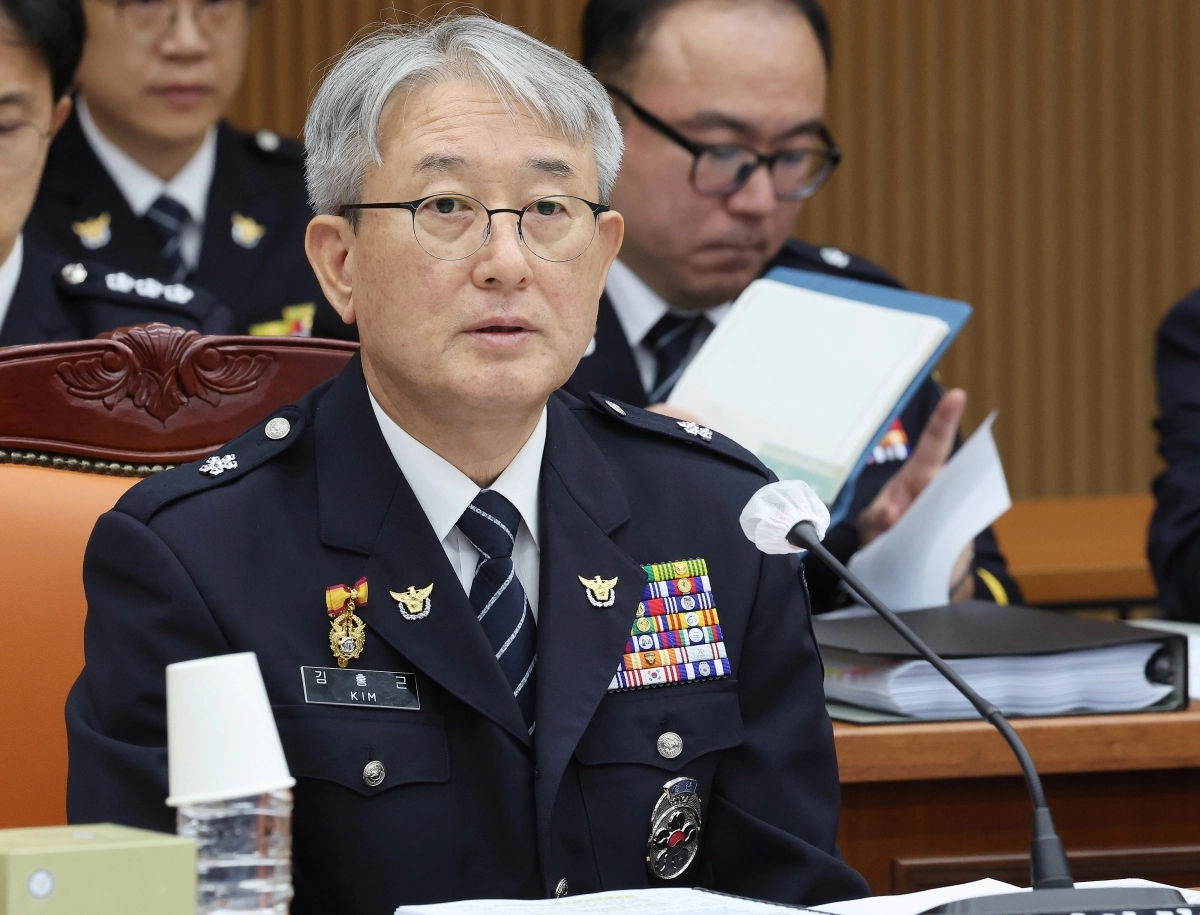 13일 경기도 수원시 장안구 경기남부경찰청에서 열린 국회 행정안전위원회의 경기남ㆍ북부경찰청에 대한 국정감사에서 김홍근 경기남부경찰청장 직무대리가 위원 질의에 답하고 있다. 2026.10.13 연합뉴스