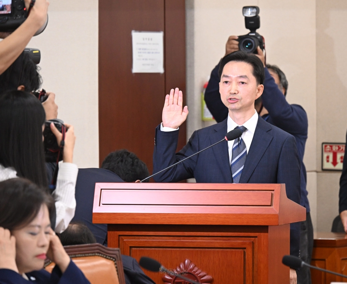 김지용 초대 중대범죄수사청장 후보자가 14일 국회 행정안전위원회에서 열린 인사청문회에서 선서하고 있다. 2026.10.14 안주영 전문기자