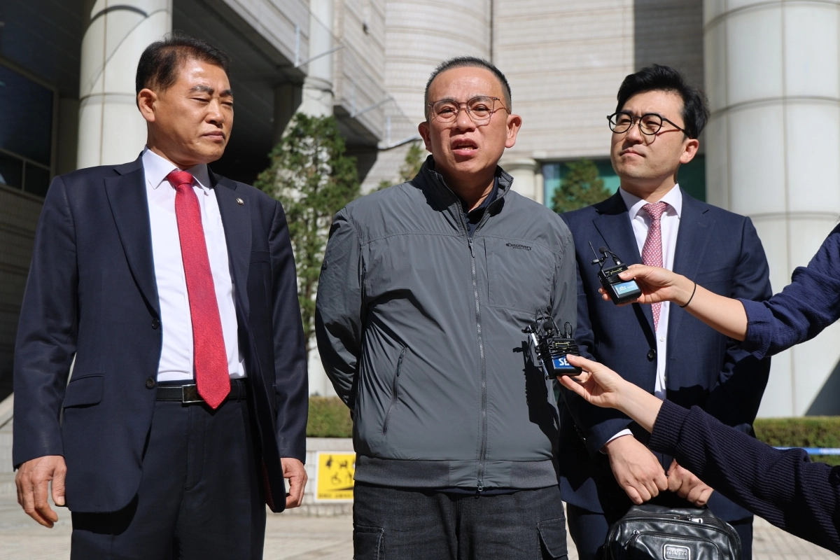윤석열 전 대통령에게 여론조사를 무상으로 제공한 혐의로 1심에서 실형을 선고 받았던 정치브로커 명태균(가운데)씨가 지난 7일 서울 서초구 서울고등법원에서 열린 항소심 선고 공판에서 무죄를 선고받은 뒤 입장을 밝히고 있다.  연합뉴스