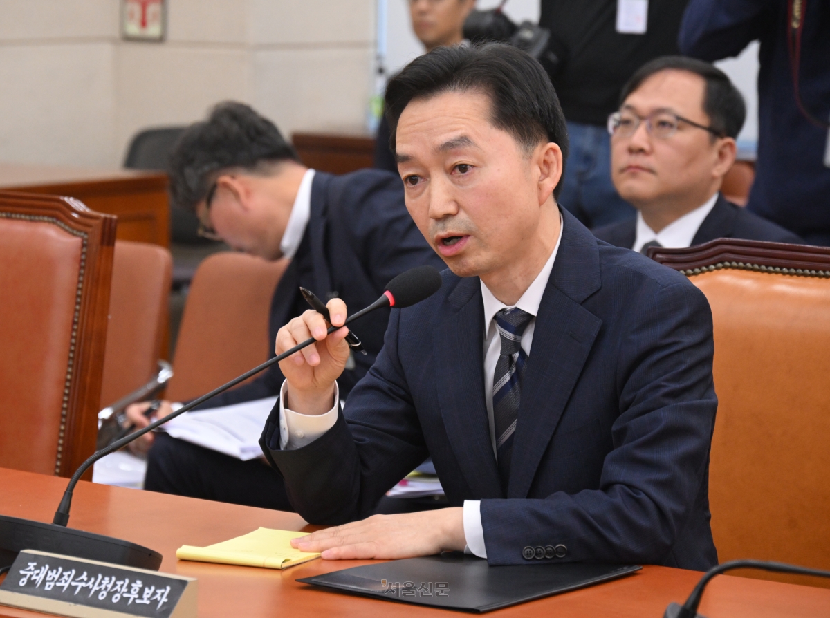 김지용 초대 중대범죄수사청장 후보자가 14일 국회 행정안전위원회에서 열린 인사청문회에서 행안위원 질의에 답하고 있다. 2026.10.14 안주영 전문기자
