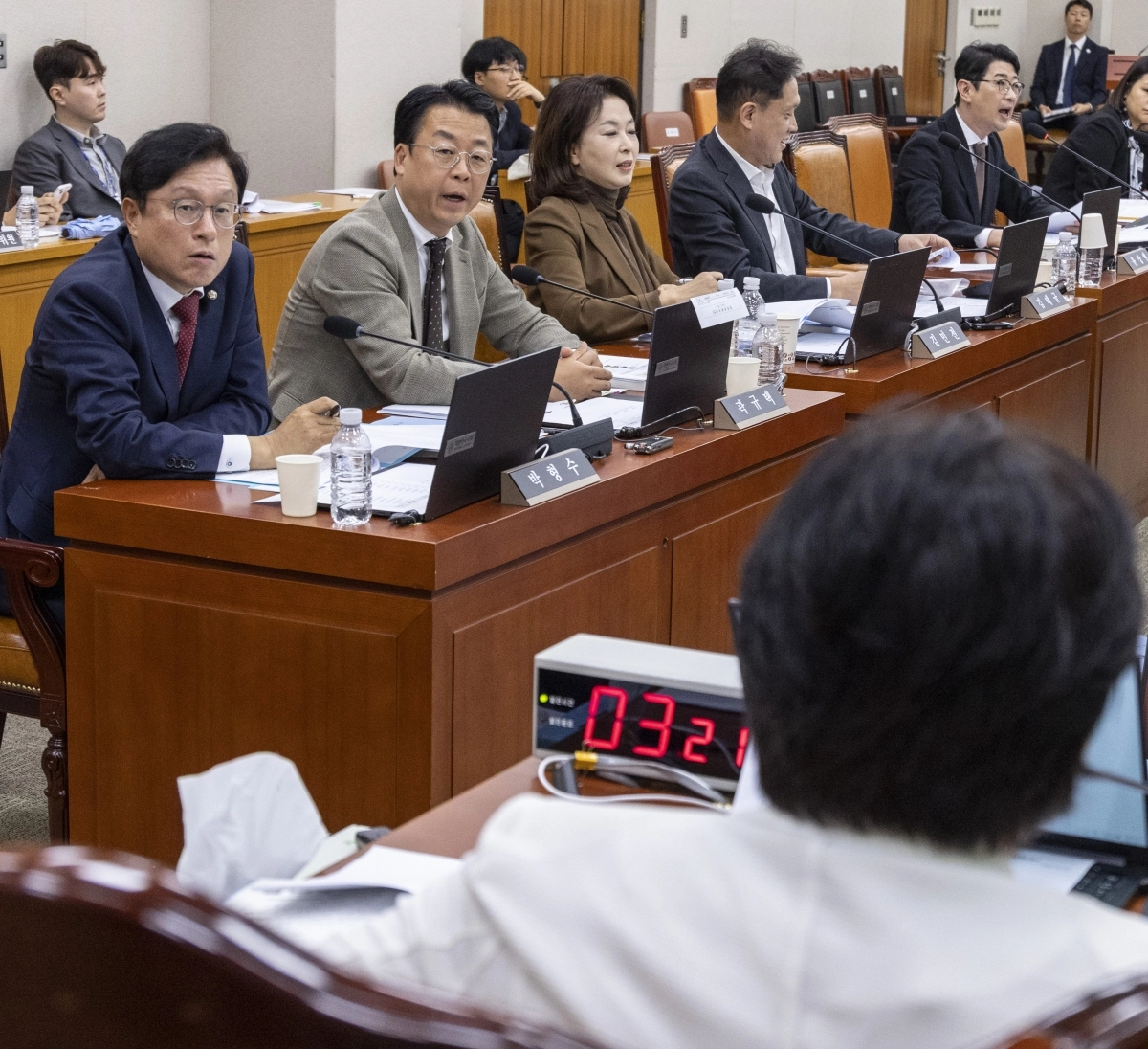 13일 국회 법제사법위원회 헌법재판소 국정감사 도중 국민의힘 의원들이 같은 당 주진우 의원의 신상 발언을 두고 민주당 의원들이 반발하며 설전을 벌이자 서영교 위원장(앞)에게 항의하고 있다. 2026.10.13 연합뉴스