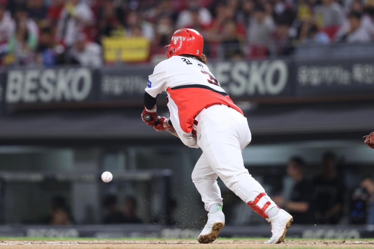 KIA 김선빈이 12일 LG와의 홈경기 4회말 절묘한 스퀴즈 번트로 2-1 리드를 만들고 있다.   KIA 타이거즈 제공