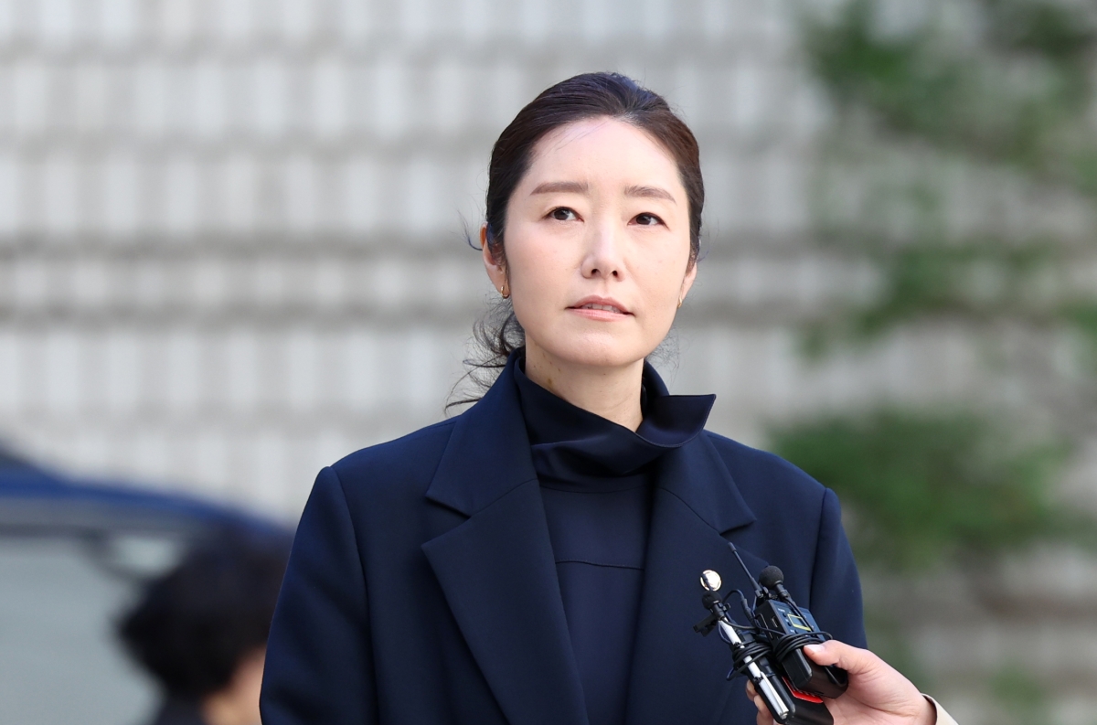 공천 헌금 1억원을 수수한 혐의로 기소된 강선우 무소속 의원이 14일 서울 서초구 서울중앙지법에서 열린 1심 선고 공판에 출석하며 취재진의 질문에 답변하고 있다.  연합뉴스