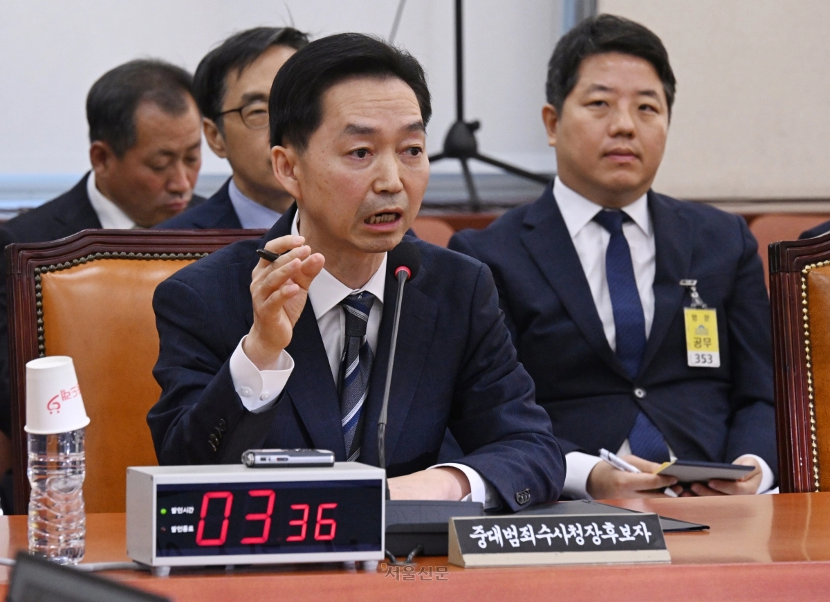 김지용 초대 중대범죄수사청장 후보자가 14일 국회 행정안전위원회에서 열린 인사청문회에서 행안위원 질의에 답하고 있다. 2026.10.14 안주영 전문기자