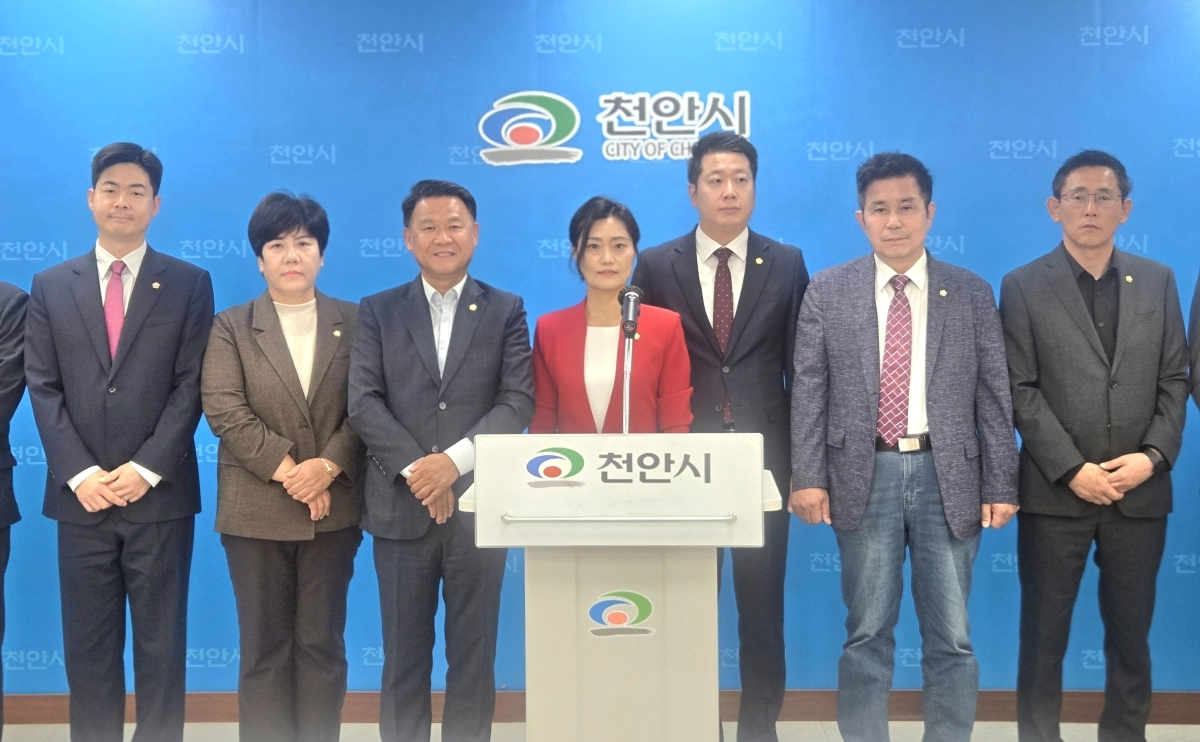 국민의힘 소속 천안시의회 의원들이 기자회견 후 질문을 받고 있다. 이종익 기자