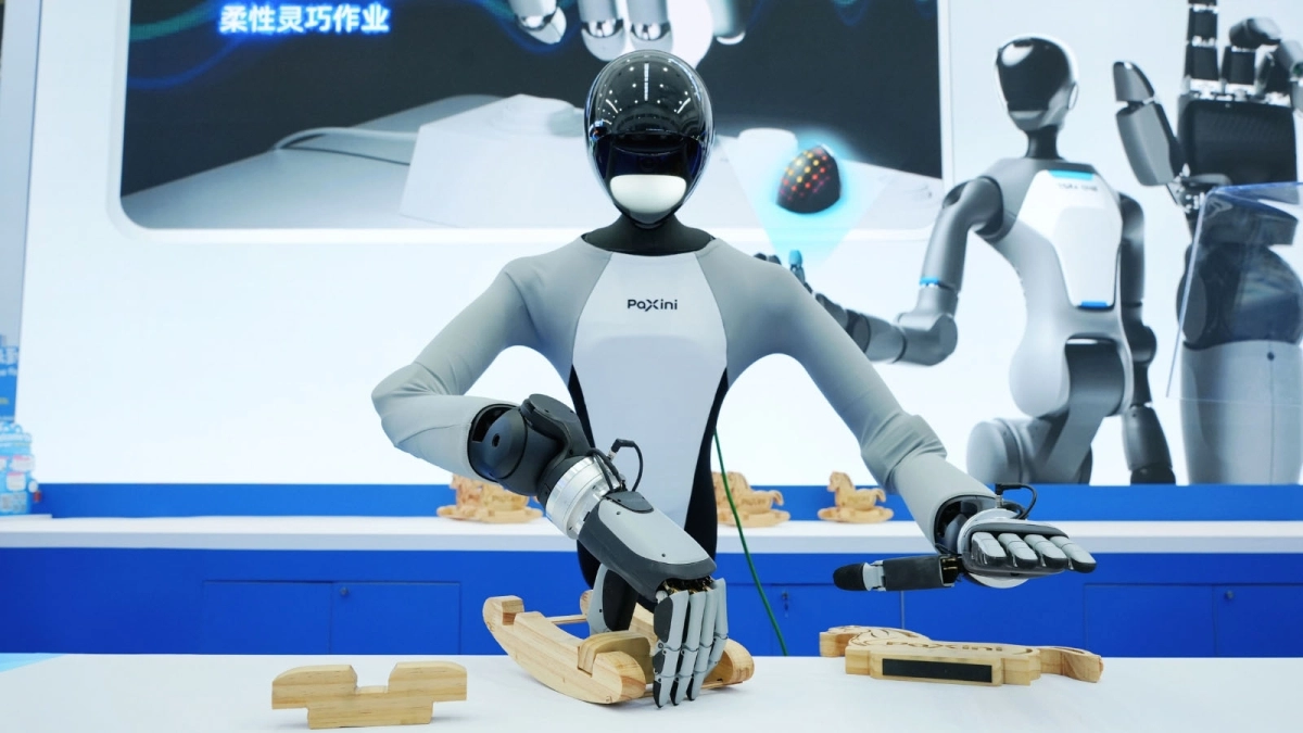지난 8월 19일 중국 베이징에서 열린 ‘2026 세계로봇대회(WRC)’에서 ‘파이센 AI’의 로봇이 장난감 조립 과제를 수행하고 있다. 2026.9.30 신화통신 뉴시스