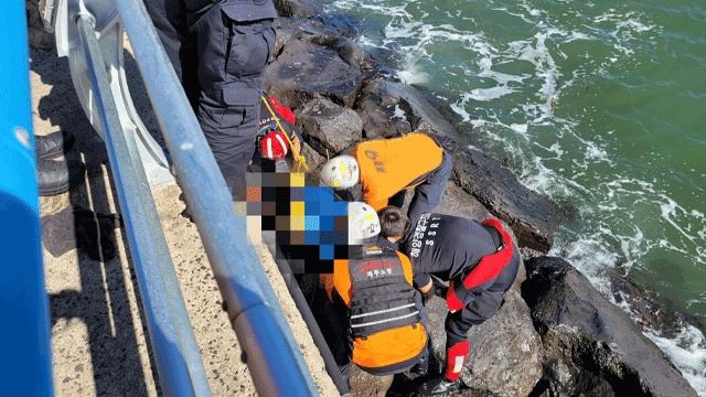 14일 오후 제주시 도두동 포구 바위에서 소방당국과 해경이 익수자 구조에 나서고 있다. 제주소방안전본부 제공
