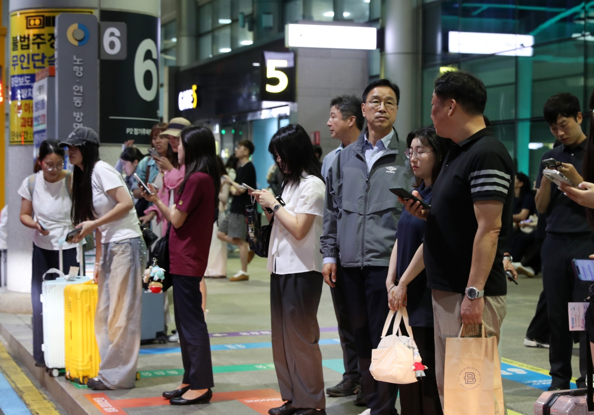 위성곤 제주지사가 심야 제주공항 택시 운행을 직접 점검하고 있다. 제주도 제공