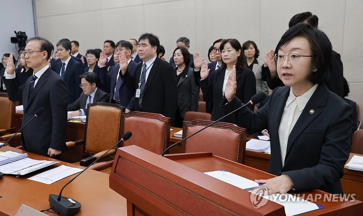 오유경 식품의약품안전처장이 13일 국회 보건복지위원회에서 열린 식품의약품안전처 등에 대한 국정감사에서 선서하고 있다. 출처= 연합뉴스