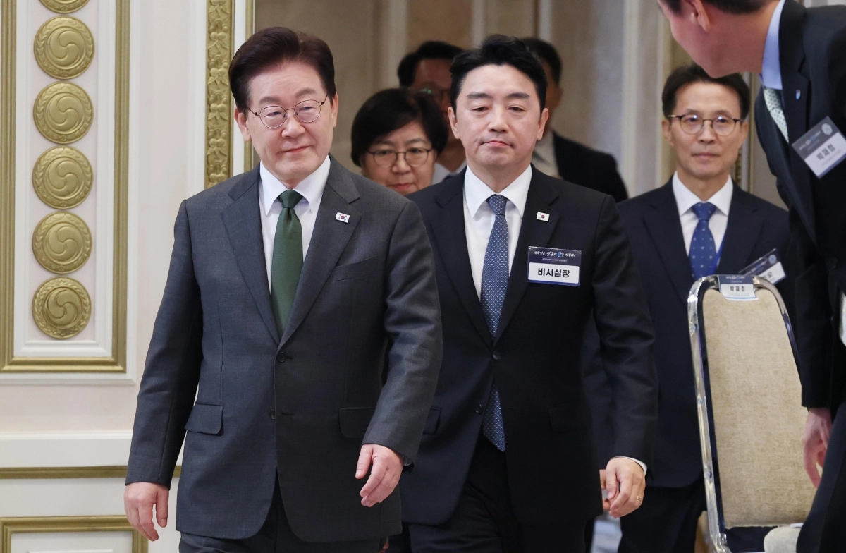 입장하는 이재명 대통령과 강훈식 비서실장