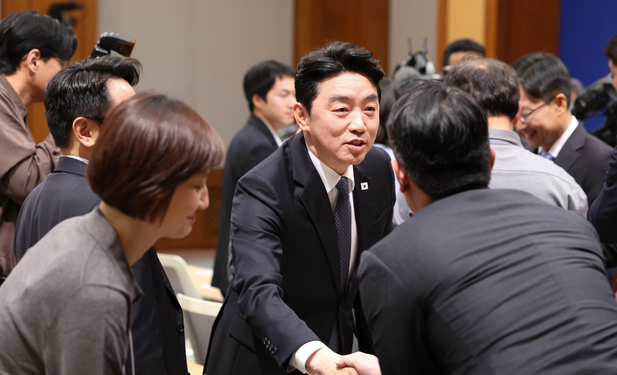 기자들과 인사하는 강훈식 비서실장