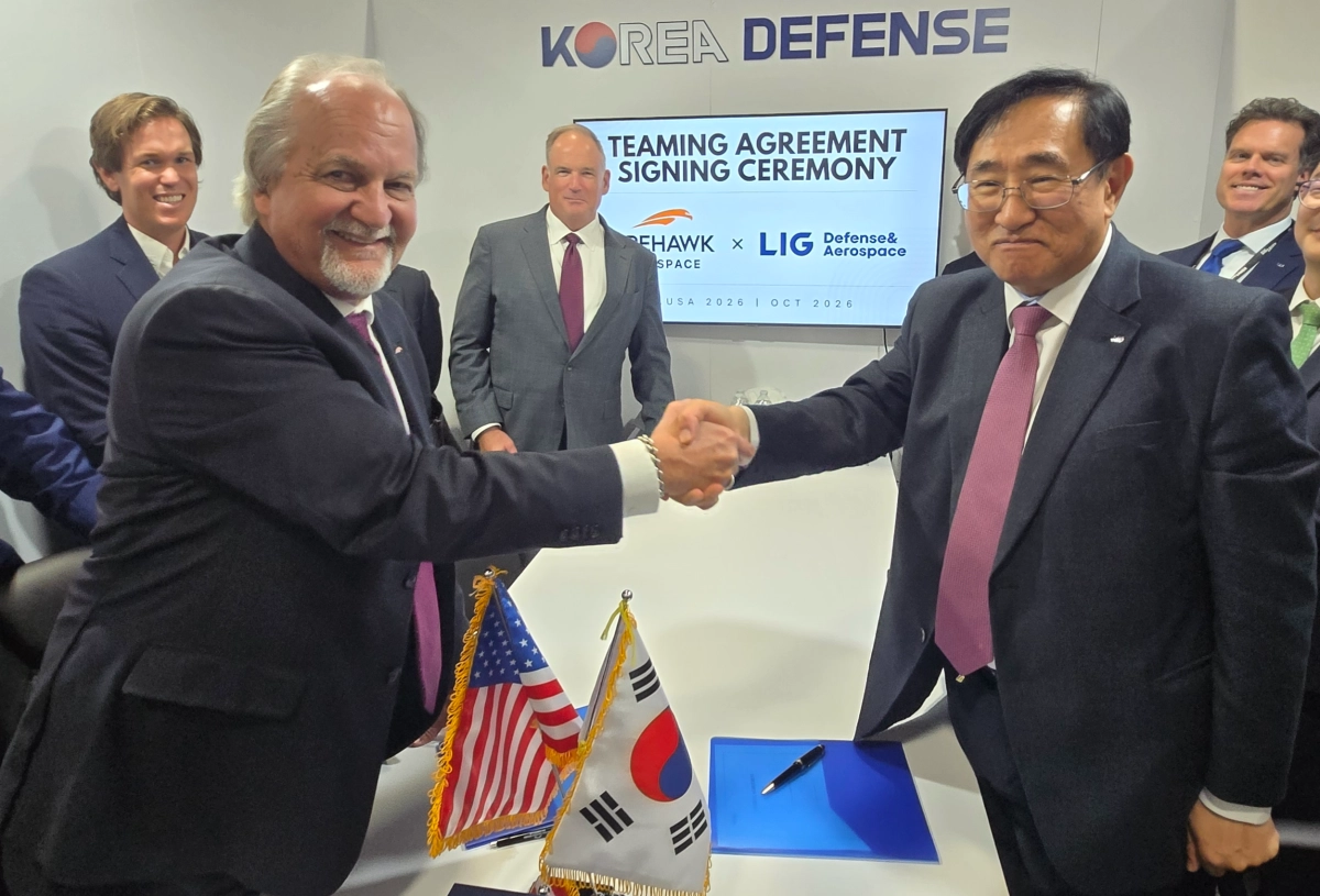 LIG D＆A가 미국 워싱턴 D.C.에서 개최된 미 육군 방산전시회 AUSA에서 파이어호크와 2.75인치 유도로켓 ’비궁‘의 추진체계 개발 협력을 위한 TA를 체결한 뒤 백형식(오른쪽) LIG D＆A 해외사업부부문장과 브래드 슈나이더 파이어호크가 악수하고 있다.. LIG D＆A 제공