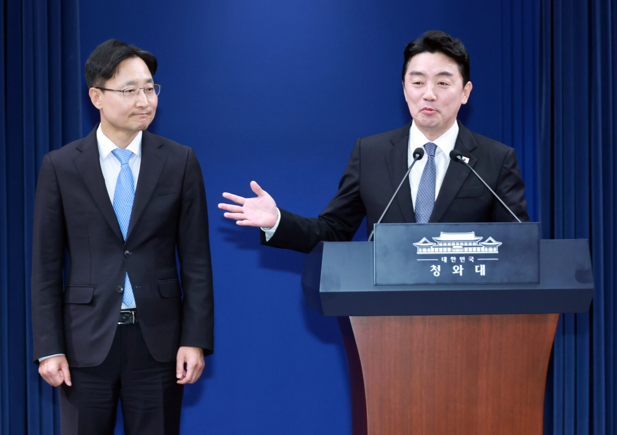 강훈식(오른쪽) 대통령 비서실장이 14일 청와대 기자회견장에서 신임 비서실장으로 임명된 임광현 국세청장을 소개하고 있다. 연합뉴스