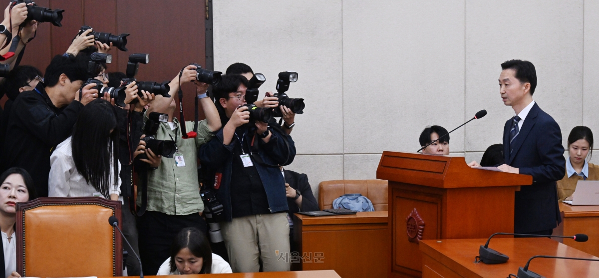 김지용(오른쪽) 초대 중대범죄수사청장 후보자가 14일 국회 행정안전위원회에서 열린 인사청문회에서 선서를 마치고 인사말을 하고 있다. 안주영 전문기자