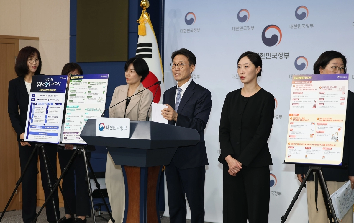 김진오(왼쪽 네 번째) 인구전략위원회 부위원장이 12일 정부서울청사에서 ‘제1차 국가인구전략 기본계획’을 설명하고 있다. 김 부위원장 왼쪽은 현수엽 보건복지부 1차관. 연합뉴스