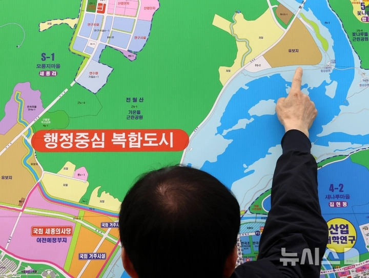 2차 중앙행정기관 세종 이전 계획이 발표된 13일 오후 세종시내 한 공인중개사 사무실에서 직원이 정부세종청사 부지 내 신축이 가능한 유보지를 가리키고 있다. 윤호중 행정안전부 장관은 이날 개인정보보호위원회와 금융위원회, 중대범죄수사청, 경찰청 등 총 44개 기관(공무원 정원 기준 9929명 규모)의 세종 이전을 확정 발표했다. 2026.10.13. 뉴시스