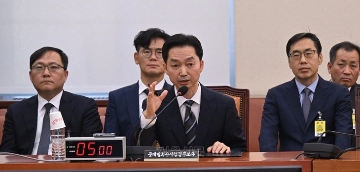 김지용(왼쪽 세번째) 초대 중대범죄수사청장 후보자가 14일 국회 행정안전위원회에서 열린 인사청문회에서 행안위원 질의에 답하고 있다.  안주영 전문기자