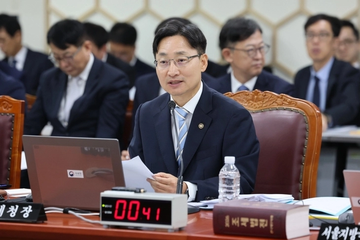 임광현 신임 청와대 비서실장이 지난 13일 국세청장으로서 세종시 정부세종2청사에서 열린 국회 재정경제기획위원회의 국세청에 대한 국정감사에서 위원 질의에 답하고 있다.   연합뉴스