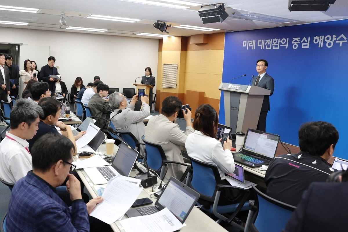 전재수 부산시장이 14일 오전 부산시청 브리핑룸에서 기자회견을 열고 퐁피두 부산센터 건립, 부산오페라하우스 개관 기념 ‘라 스칼라’ 초청 공연을 중단하겠다고 발표했다. 부산시 제공