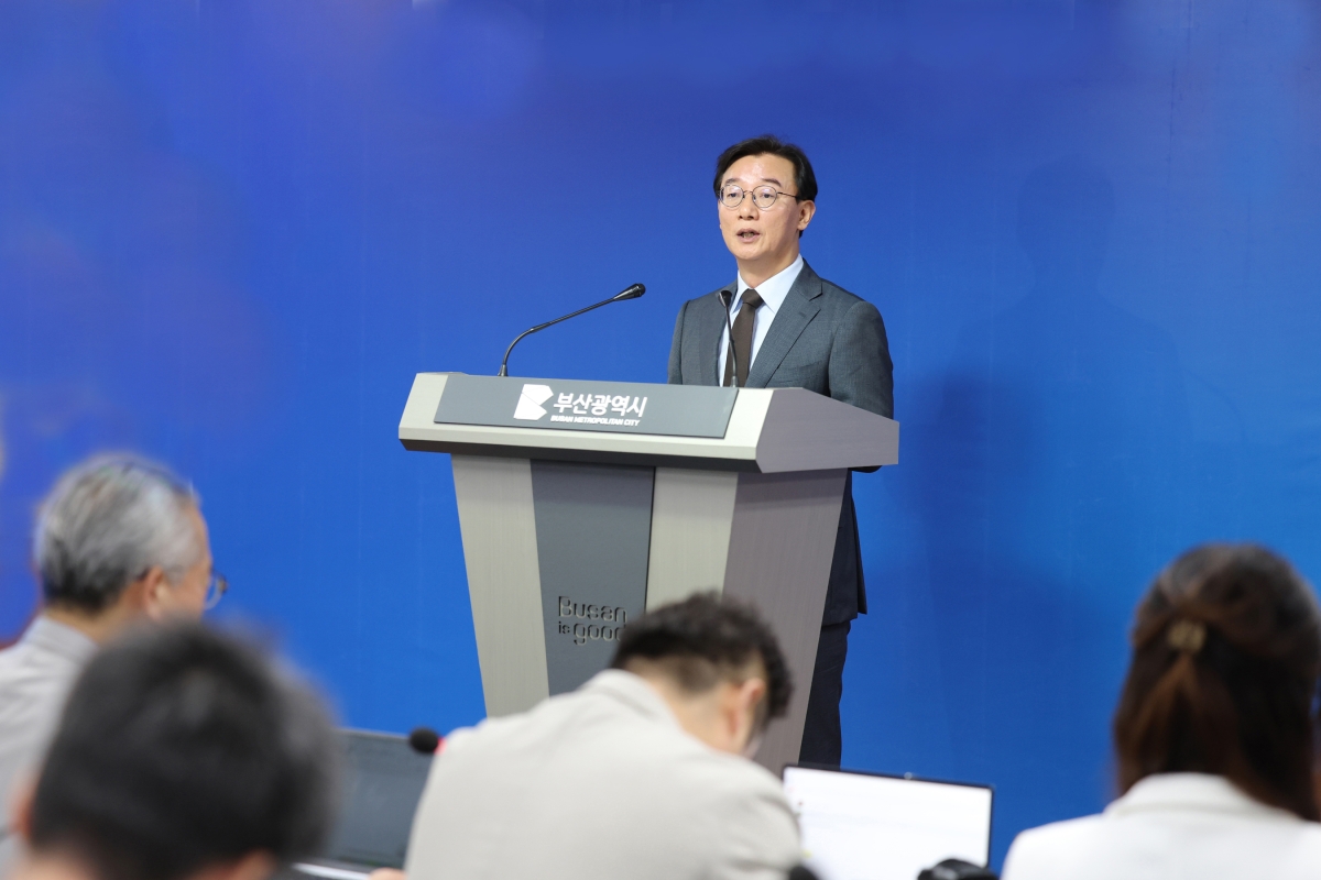 전재수 부산시장이 14일 오전 부산시청 브리핑룸에서 기자회견을 열고 퐁피두 부산센터 건립, 부산오페라하우스 개관 기념 ‘라 스칼라’ 초청 공연을 중단하겠다고 발표했다. 부산시 제공