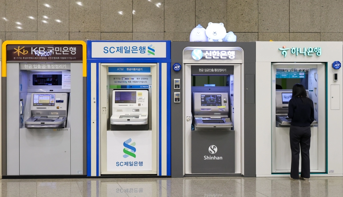 금융위원회는 14일 금융감독원, 금융보안원 등 관계기관과 회의를 열고 금융권 보안 조치 현황과 대응 상황을 점검했다. 뉴스1
