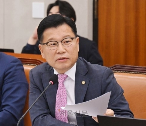 이양수 국민의힘 의원이 14일 한국농수산식품유통공사(aT) 국정감사에서 질의하고 있다. 안주영 전문기자