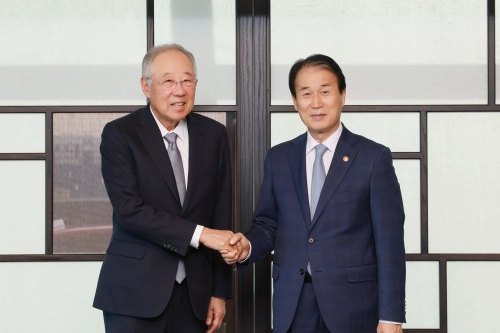 류진(왼쪽) 한국경제인협회 회장과 권오을 국가보훈부 장관이 14일 서울 여의도 FKI타워에서 열린 ‘국가보훈부-한국경제인협회 보훈 협력 확대 간담회’에 참석해 기념촬영을 하고 있다. 한국경제인협회 제공