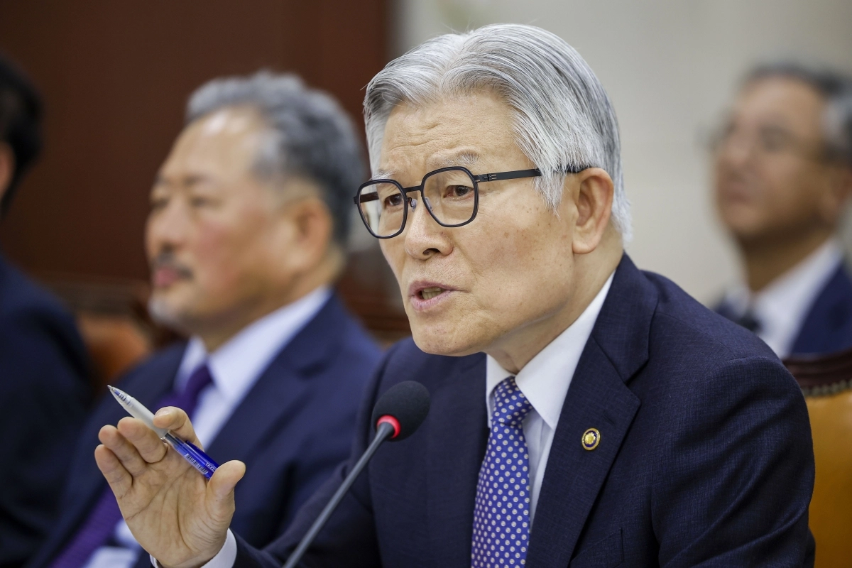 질문에 답하는 최동석 인사혁신처장