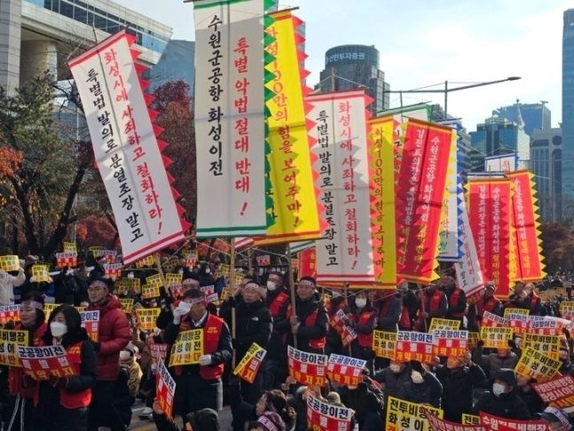 2023년 11월 30일 서울 여의도 국회의사당 앞에서 화성시민 1만여 명이 수원 전투비행장 예비후보지 철회를 촉구하는 대규모 집회를 열고 있다. 화성시 제공