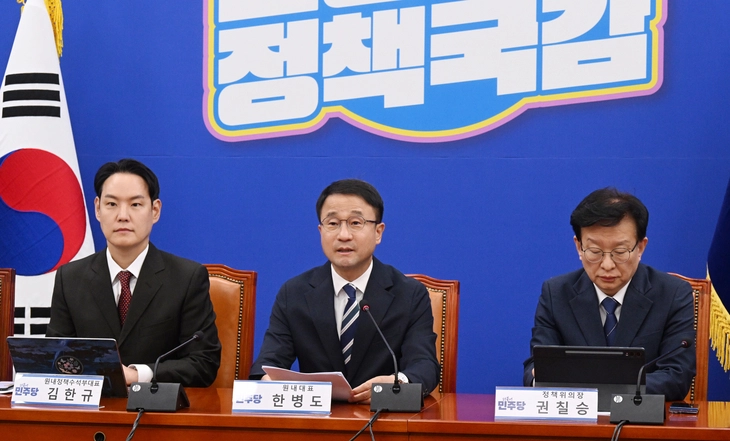 한병도(가운데) 더불어민주당 원내대표가 15일 국회에서 열린 당 국정감사 대책회의에서 발언하고 있다. 왼쪽부터 김한규 원내정책수석부대표, 한 원내대표, 권칠승 정책위의장. 안주영 전문기자