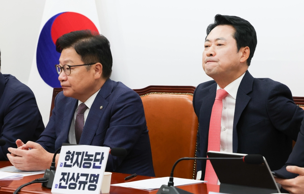 장동혁(오른쪽) 국민의힘 대표와 정점식 원내대표가 15일 국회에서 열린 최고위원회의에서 양향자 최고위원의 발언을 듣고 있다. 뉴시스