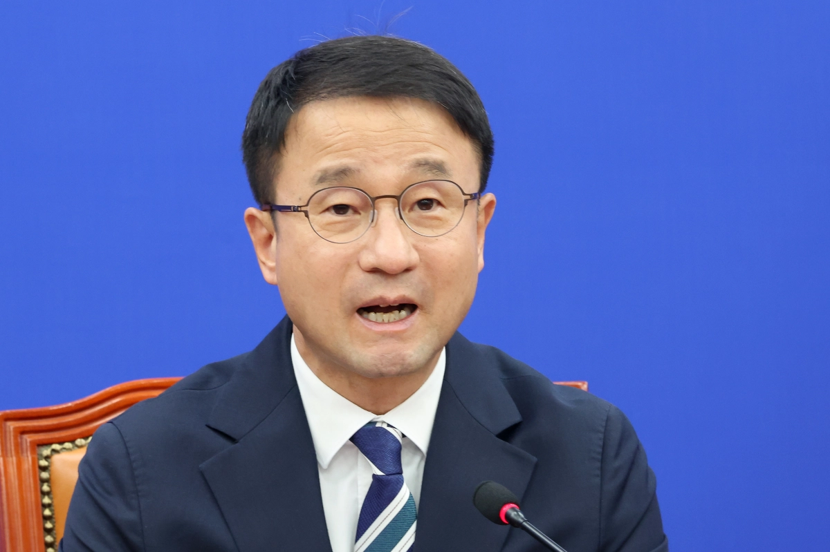 국회 교육위원회 소속 의원인 한병도 더불어민주당 원내대표가 15일 국회에서 열린 국정감사대책회의에서 발언을 하고 있다. 뉴스1