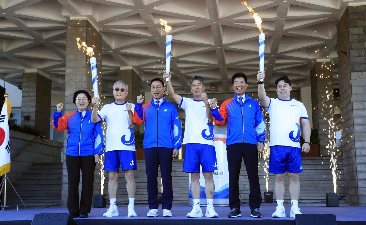 14일 오전 제주시 연동 제주도청 광장에서 제107회 전국체육대회 성화 합화 출발식이 진행되고 있다. 합화한 성화는 14일부터 16일까지 사흘간 제주도청을 출발해 도내 115개 구간을 순회한다. 봉송에는 도민 900여명이 주자로 참여한다. 뉴시스